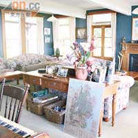 屋內擺放了不少Craig祖傳的家具和陳設，就像一個小型家族博物館。