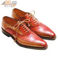 啡×紅色意大利皮鞋，高級之餘帶點玩味。
