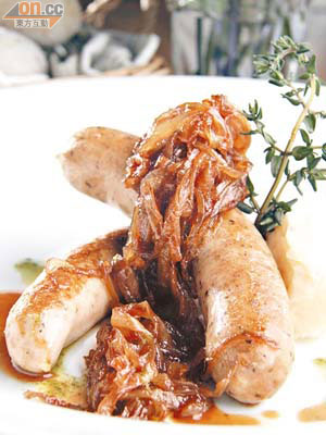 Bangers & Mash 傳統英式香腸配薯蓉   $88<br>Jeremy說英國人的典型Comfort Food非Bangers & Mash莫屬，為了令此菜更有獨特性，特別加上英式Onion Jam。洋葱本身有少許糖分，好易燶，需要專心慢煎半個鐘才成，所以不是每間餐廳都願意花時間