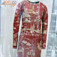 1996年秋冬高級訂造服系列「中國木漆面屏風」長禮服，靈感來自Chanel本人收藏的中國屏風。