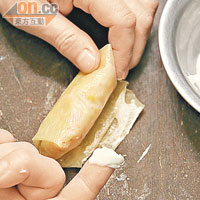 將腐皮摺疊起來，用麵粉漿封口，放入約攝氏170度的滾油中炸4至5分鐘便可。