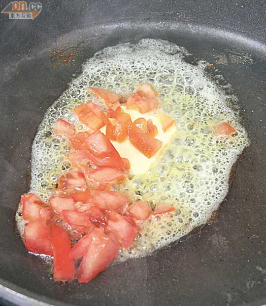 開鑊煮溶牛油，加入番茄粒及醬汁材料拌勻熄火。將蝦放在四季豆上，然後淋上牛油茄汁即可。