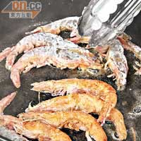 燒紅平底鑊，油滾後放入大蝦慢煎，直至兩面全熟取出。