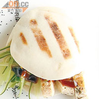 北京烤雞皮塔餅 $20<br>皮塔餅烤得鬆脆，餡料選用了不太肥膩的雞胸肉，以及爽口的青瓜絲，加上秘製的填鴨醬，乃「三文治版」的北京填鴨。