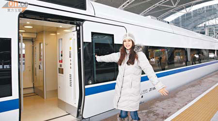 嶄新的和諧號列車，時速可達200多公里。