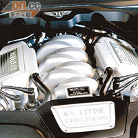6,750c.c. V8雙渦輪增壓引擎，能爆發出512匹強大馬力。