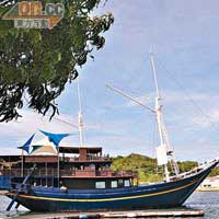 愛來雅浦島的遊客大都愛潛水和船，令Mnuw成為島上的地標。