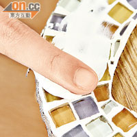 Step 2  以瓷磚膠漿填補階磚之間罅隙，待乾（需約8小時）。之後，以乾布抹去瓷磚表面的膠漿。
