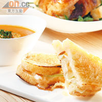 Grilled Cheese with Sliced Green Apple　$62<br>焗酸包配上青蘋果片夾芝士，爽甜中夾雜鹹香，再飲啖甘筍番茄湯，都幾飽肚。