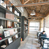 布置簡約的黑膠咖啡廳，刻意保留了磚廠天花等建築特色。