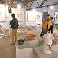 《歷史中的設計》展覽展出了當年的古董物件，並配合圖畫解說。