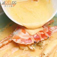 蛋黃拌勻，將一半蛋黃汁倒入蒸蟹的碟內，以凍撞熱製造蟹汁「起沙」的效果，然後再放入爐蒸2分鐘。