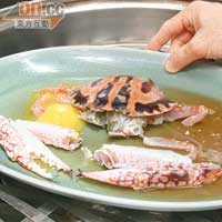 放花雕酒、雞油及水於蟹上醃味，然後入爐蒸約10分鐘（視乎大小）。