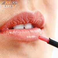 Step 5 塗上唇膏後，自唇部中央點印唇彩，營造玻璃唇的效果。