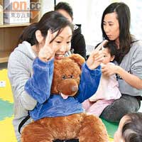 以玩具熊為教材，邊做動作邊唱兒歌，教小朋友沖涼及刷牙手勢。