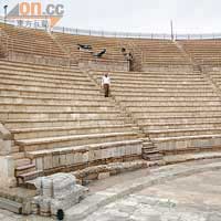 古羅馬劇場現仍運作，會在夏季定期作為歌劇演出場地。