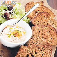 Whisky Smoked Salmon Dip $68<br>黑麥包烘得外脆內軟，而用來點吃的三文魚醬加入了威士忌來炮製，有魚鮮味又有酒香。