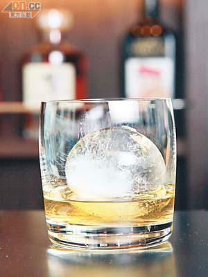 1990年Macallan $180/Shot<br>在蘇格蘭，飲用威士忌除了加幾滴白開水之外，還會放入大圓球狀的冰塊。
