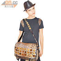 黑色皮革紳士帽 $8,100、豹紋×金色金屬片Fisherman Bag $29,000