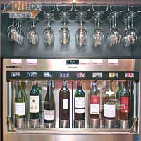 店子入口處有一部由意大利引入的葡萄酒試酒機，提供清酒以外的選擇。