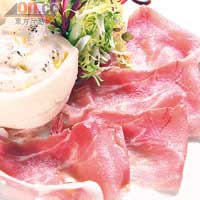 Creamy Italian burrata cheese, speck ham, mesclun salad and semi dried cherry tomatoes $228（a）菜式以水牛芝士及沙律襯托，芝士一綣綣的質地及淡淡的味道跟帶煙熏香氣的火腿片甚是匹配。