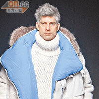 Turtleneck配oversized coat，富不羈形態。