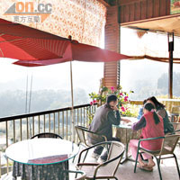 餐廳依山而建，置身其中，可以俯瞰四周的山巒景色。