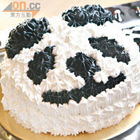 熊貓蛋糕 $220（需早1日預訂）<br>以黑和白色的忌廉製成磅半重的熊貓頭雜果忌廉蛋糕，可愛爆燈！
