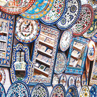 亞美尼亞陶瓷可以是掛鐘、鏡子、瓷碟，用途多多。