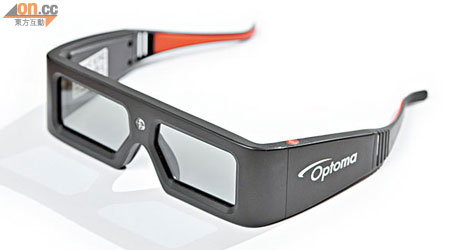 跟機附送兩副主動快門式3D眼鏡，散買$680一副。