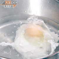 煲滾水後加點白醋，收細火先落一隻雞蛋，隔幾秒鐘再放另一隻雞蛋，每隻煮約4分鐘，撈起放入碟內。雜菜加少許橄欖油拌勻作點綴即可。