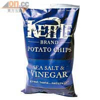 Kettle海鹽醋味薯片$17.5（b）<br>Kettle薯片是英國出品，有多款口味選擇，其中海鹽醋味帶微酸卻沒有蓋過薯香，值得推介。