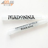 麥當娜意大利演唱會的紀念品，是兩支螢光棒。