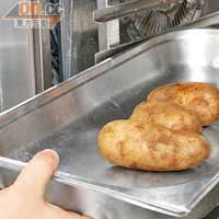 以攝氏200度高溫焗薯仔25分鐘，取出製成薯蓉。