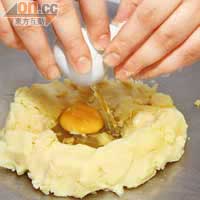 將薯蓉混入粟粉、雞蛋及鹽，並將半湯匙油加入混合物中心，再拌勻成球狀。