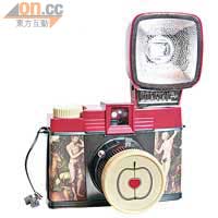 設計取材於德國畫家Lucas Cranach作品《亞當與夏娃》的Diana F+「Take my heart」。$788