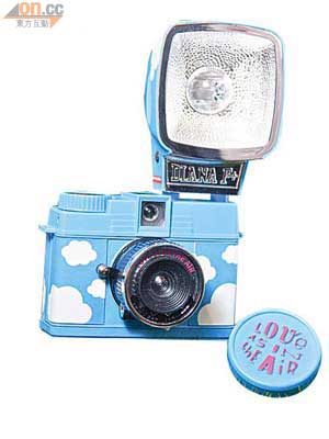 一身藍天與白雲的Diana Mini 「Love is in the air」。$988