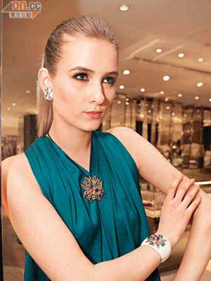 Chanel Cuff	$1,027,000<BR>Theodora Byzantine Pendant Brooch	$416,000<BR>Maltese Cross耳環	$119,000<BR>Lanvin裙	$16,500