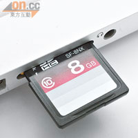 內置SD卡槽可對應SDHC及SDXC卡。