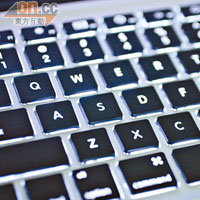 背光鍵盤是MacBook Pro一大特色，還可調校亮度。