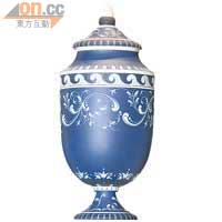 Adriatic Vase<BR>外形小巧，圖案簡約而具線條美。$42,000