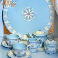 Arabesque Teaset<BR>以浮雕玉石製造，比起任何一種陶瓷物料更能均勻吸收各種顏色。$98,000/套