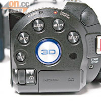 機背設有一系列按鈕，按右上角拍片\影相掣，可即時改影3D相片。