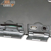 備有USB 2.0將3D影片（AVCHD）快速傳至電腦，另備SD/SDHC/SDXC插槽。
