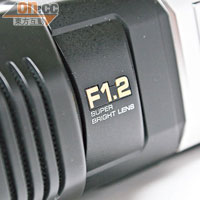 內置F1.2大光圈鏡頭，就算在夜間戶外拍攝，影像都保持亮麗。