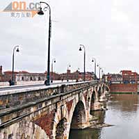 Pont Neuf是全巿唯一一條跨過Garonne的磚橋。