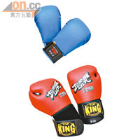Kicking-Fit拳套（上）Kick Boxing拳套（下）<br>Kicking-Fit會使用空手道拳套，Size較Kick Boxing的拳套小，用以保護雙手。