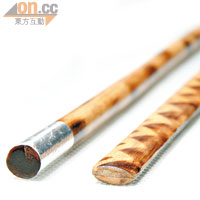 菲律賓魔杖（Kali Stick）<br>是一支燒上花紋的藤棍，長26~33吋，分圓身、扁身兩類。