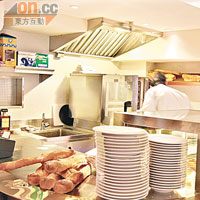 在法國烘焙師傅主理的開放式餅房內，每天新鮮出爐多款麵包與甜品。
