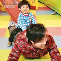 小Micah快將入讀幼兒園，現時由Daddy陪他一同上Playgroup。